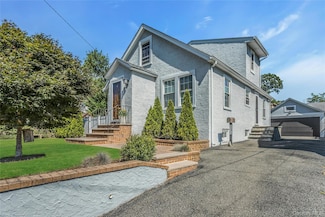 106 Scarcliffe Dr, Malverne, NY 11565