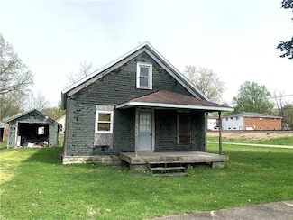 2 N Carr St, Pana, IL 62557
