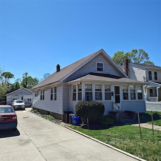 27 Coolidge Ave, Amity Harbor, NY 11701