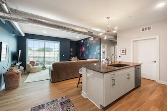 450 SW 7th St Unit 202, Des Moines, IA 50309