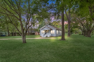 502 Lee Ave, Anahuac, TX 77514