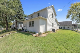 516 W 8th St, Muscatine, IA 52761
