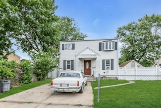 95 E 3rd St, Deer Park, NY 11729