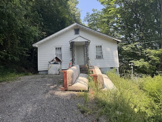 110 3rd Ave, Clendenin, WV 25045