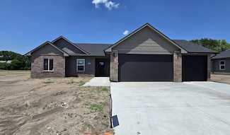 1102 SE 8th St, Newton, KS 67114