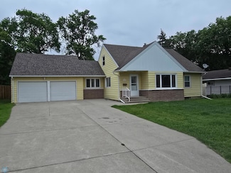 916 12th Ave S, Moorhead, MN 56560