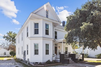212 Live Oak St, Beaufort, NC 28516