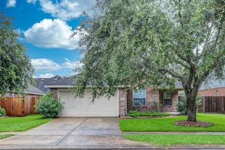 2703 Courtyard Ln, Pearland, TX 77584