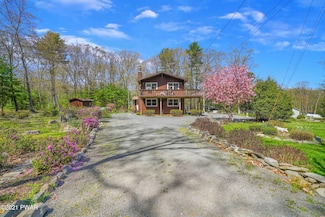 135 Highland Acres Dr, Dingmans Ferry, PA 18328