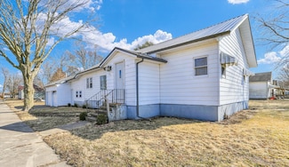 301 S Douglas St, Villa Grove, IL 61956