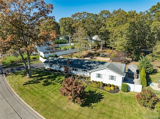 3 Walnut Rd, Rocky Point, NY 11778