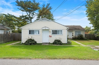 13 Woolsey Rd, Middletown, RI 02842