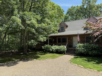 112 W Spring St, Vineyard Haven, MA 02568