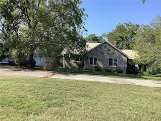 101 W Prairie St, Lead Hill, AR 72644