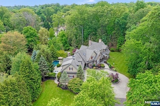 19 Ware Rd, Upper Saddle River, NJ 07458