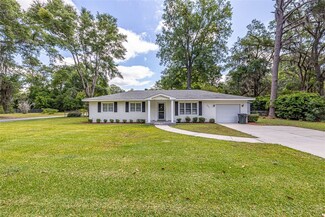 903 Oak Bluff Rd, Brunswick, GA 31523