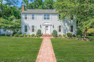 2 Seaview Ln, Mount Sinai, NY 11766