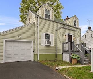 17 Winfield Dr, Stratford, CT 06615