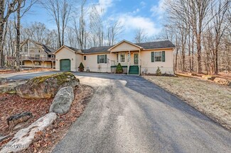 12 Rockway Ct, the Hideout, PA 18436