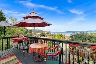128 Dungeness Dr, Camano Island, WA 98282