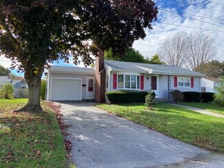 15 Ridgewood Dr, Rumford, RI 02916