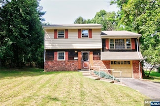 111 Moffatt Rd, Mahwah, NJ 07430