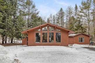 9 Mountain Acres Rd, Jamaica, VT 05343