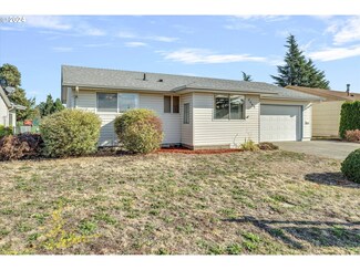 2049 W Hayes St, Woodburn, OR 97071