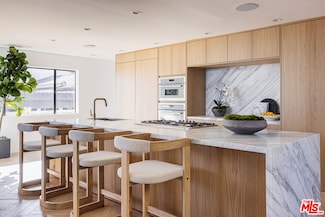 7866 Fareholm Dr, Los Angeles, CA 90046