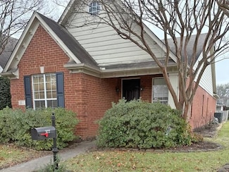 377 Fountain Lake Dr, Memphis, TN 38120