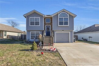 1103 SE Oak Ridge Dr, Oak Grove, MO 64075
