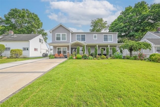 86 S Cabot Ln, Westbury, NY 11590