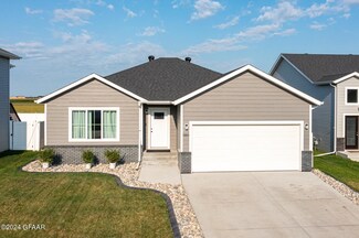 5884 Lou Ann St, Grand Forks, ND 58201
