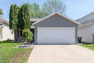 750 47 1 2 St S, Fargo, ND 58103