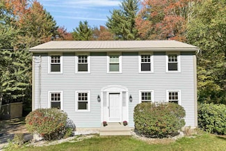 28 Raeder Dr, Stratham, NH 03885