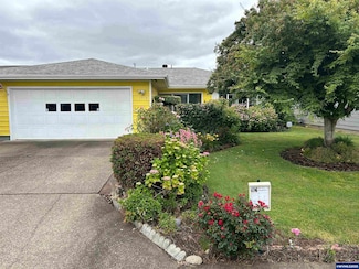 1976 Santiam Dr, Woodburn, OR 97071