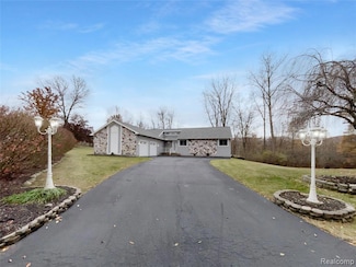 4960 Paula Ave, Clarkston, MI 48346