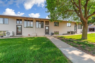 635 5th St, Windom, MN 56101