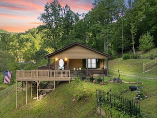 3887 Right Fork MacEs Creek Rd, Viper, KY 41774