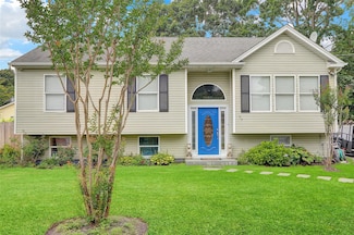 55 Pinewood Dr, Shirley, NY 11967