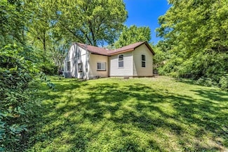 9043 Walnut St, Kansas City, MO 64114