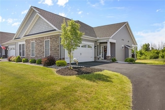 905 Pathway Ln, Webster, NY 14580