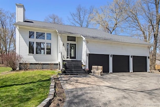 2839 Davista Dr, Highland, MI 48356