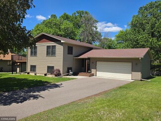 700 Knob Hill Rd, Burnsville, MN 55337