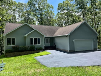 802 Appaloosa Ct, Hawley, PA 18428