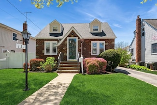 121 Camp Ave, Merrick, NY 11566