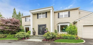 74 Woods Dr, Roslyn, NY 11576