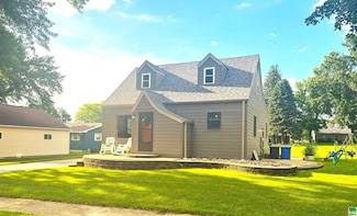 1313 4th St, Hull, IA 51239