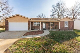 3886 Del Lago Dr, Florissant, MO 63034