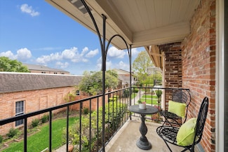 1880 Saxony Ln, Houston, TX 77058